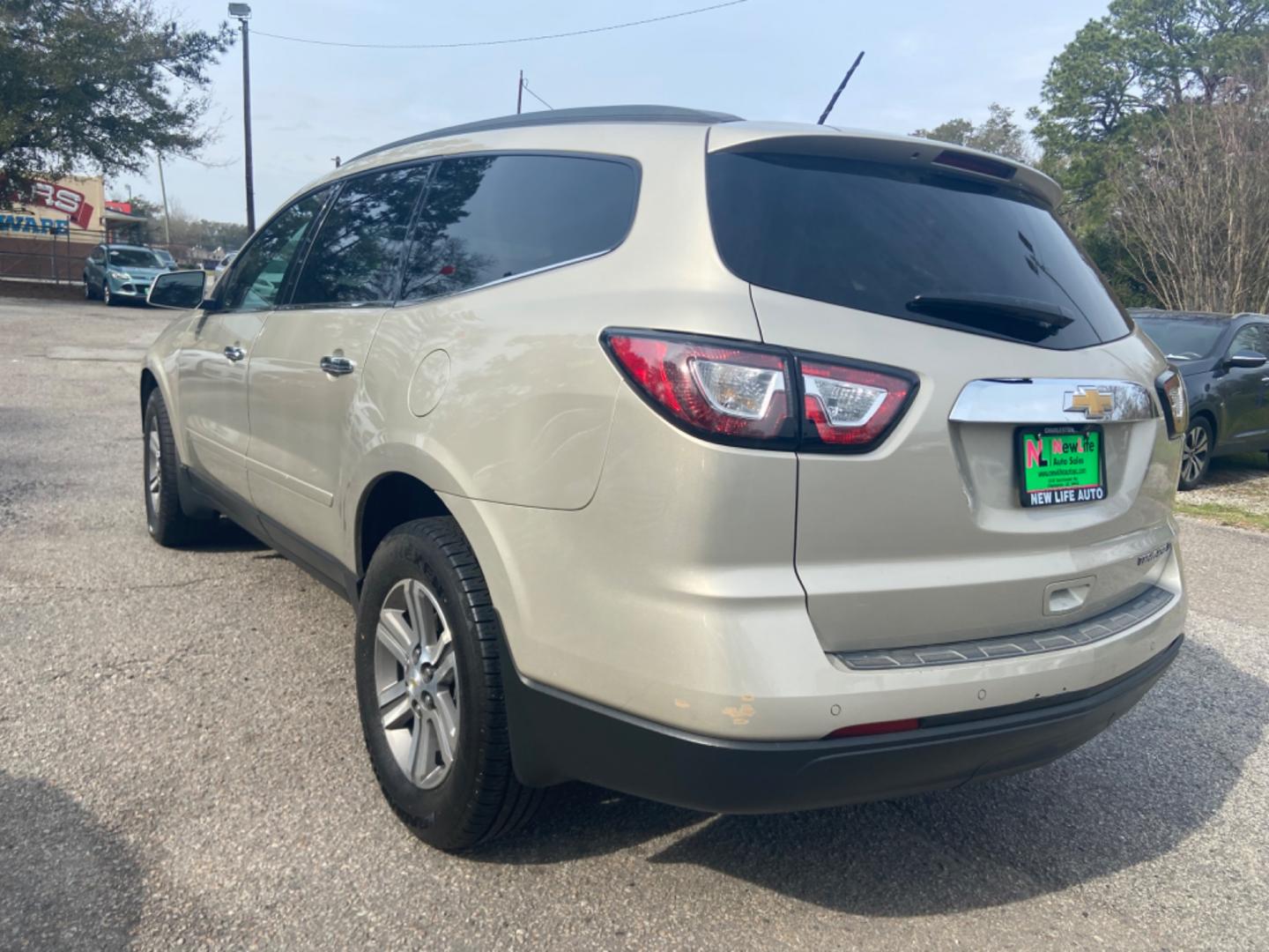 2015 GOLD CHEVROLET TRAVERSE LT (1GNKRGKDXFJ) with an 3.6L engine, Automatic transmission, located at 5103 Dorchester Rd., Charleston, SC, 29418-5607, (843) 767-1122, 36.245171, -115.228050 - Photo#4